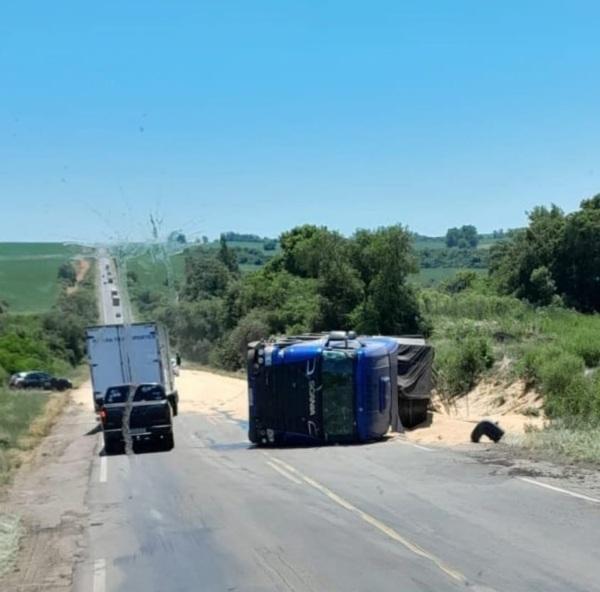 Carreta tomba na BR-158 na região do Passo dos Buracos entre Tupan e Júlio