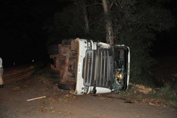 Acidente entre Carreta e Colheitadeira na ERS- 223 entre Tapera e Selbach