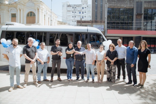 MICRO-ÔNIBUS COM ACESSIBILIDADE É ENTREGUE À SAÚDE DE CRUZ ALTA