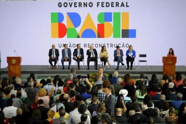 Governo lança novo Bolsa Família com valor mínimo de R$ 600