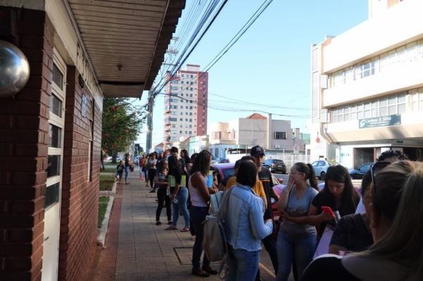 Mais de 500 pessoas passaram pelo 1º Feirão do Emprego de Cruz Alta