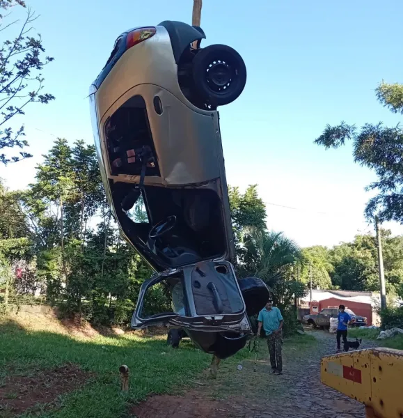 Motorista perde controle e carro capota em córrego no bairro São José