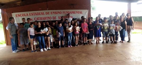 Rotary Club Cruz Alta entrega kits estudantis no Catharino Azambuja