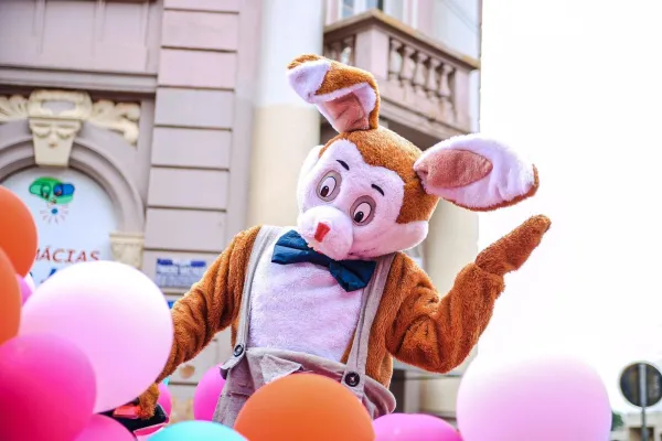 HOJE> Desfile do Sr. Coelho anima programação da Páscoa em Cruz Alta