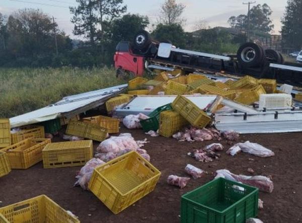 Três homens ficam feridos após caminhão tombar na BR-158, em Condor