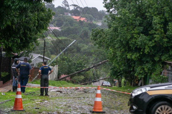 COM RAJADA DE 105 KM/H> Temporal na madrugada registra estragos em Cruz Alta