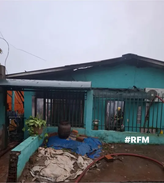 Incêndio destrói residência no bairro São João em Cruz Alta