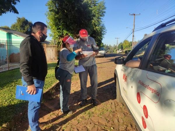 Prefeitura e RGE distribuem chuveiros inteligentes para pessoa com baixa renda