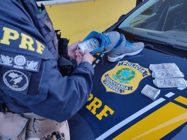 Casal é flagrado transportando 46 mil dólares dentro do tênis em Santa Maria