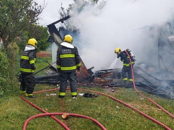 Incêndio é registrado na tarde da sexta na rua Celso dos Santos em Cruz Alta
