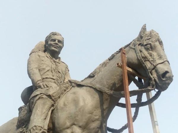 Estatua do Capitão Rodrigo é inaugurada em Cruz Alta 