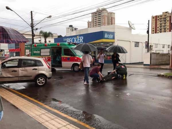 Colisão entre carro e moto deixa duas pessoas feridas no Centro de Cruz Alta