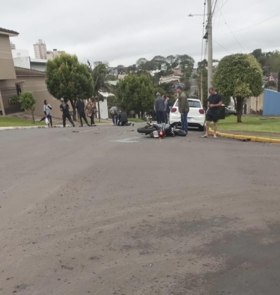 Acidente de trânsito envolve motocicleta e veículo de passeio em Cruz Alta