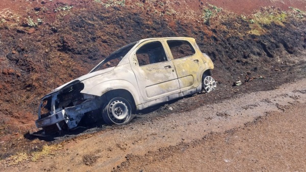 Veículo é destruído por incêndio na ERS-518 entre Campo Novo e Braga