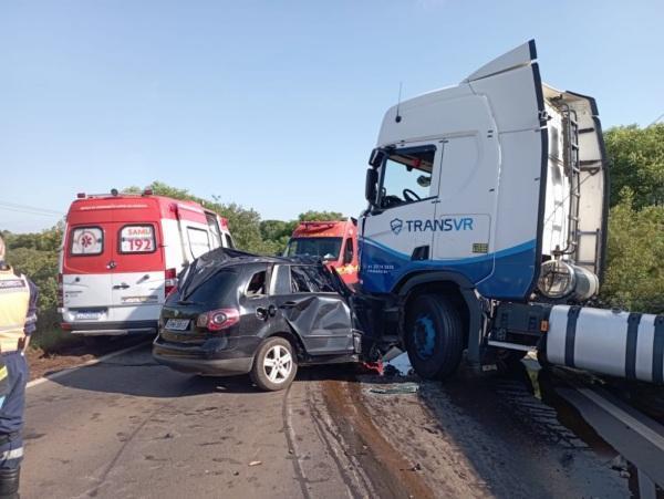 Grave acidente entre carro e caminhão deixa quatro mortos em Passo Fundo