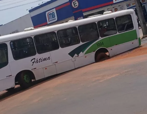 Ônibus afunda em buraco da Corsan e fica atolado em cruzamento no Centro