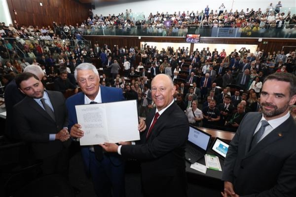 Pepe Vargas assume a presidência do Parlamento gaúcho em sessão solene