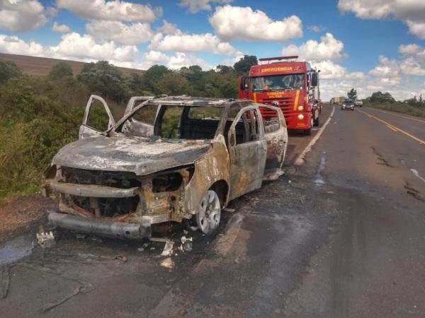 Incêndio destrói caminhonete na BR 158 entre Pejuçara e Panambi no sábado