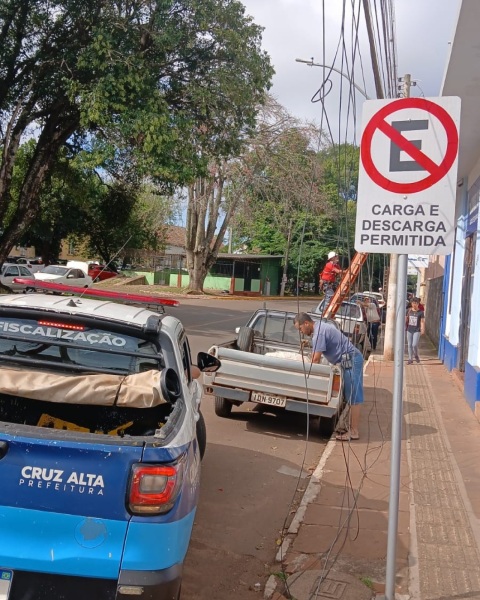 Mutirão realiza remoção de fios excedentes em postes da Pinheiro Machado