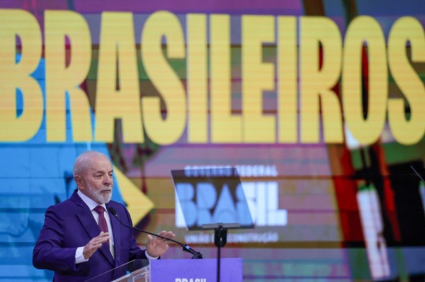 Lula assina decreto que antecipa 13º para aposentados e pensionistas do INSS