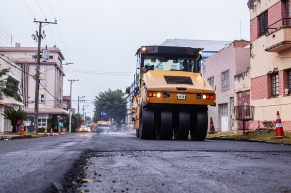 PRA FRENTE CRUZ ALTA> Rua Coronel Martins no Centro, recebe novo asfalto