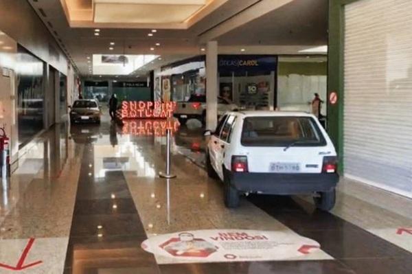 Shopping em SP faz drive-thru e libera carros nos corredores para compras