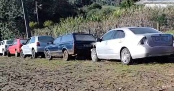 Brigada Militar fiscaliza veículos abandonados e oficinas em Pejuçara