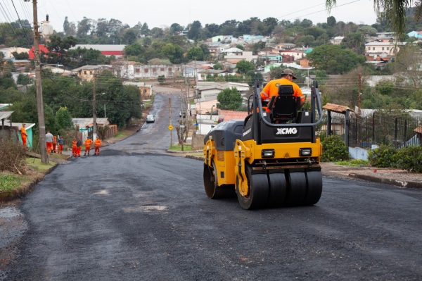 DEPOIS DE RECLAMAÇÕES>Prefeitura Realiza Operação de Reparos na Rua Argentina