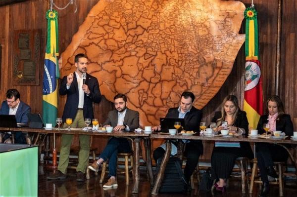Governo do RS vai antecipar o 13º dos servidores; proposta vai para Assembléia
