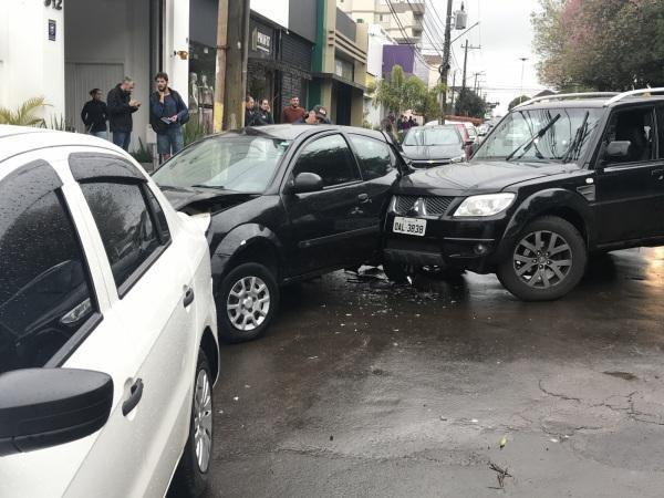 Motorista bate em dois carros estacionados no Centro de Cruz Alta