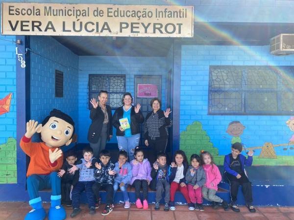 Gibis da turminha do Erico são entregues para mais escolas em Cruz Alta