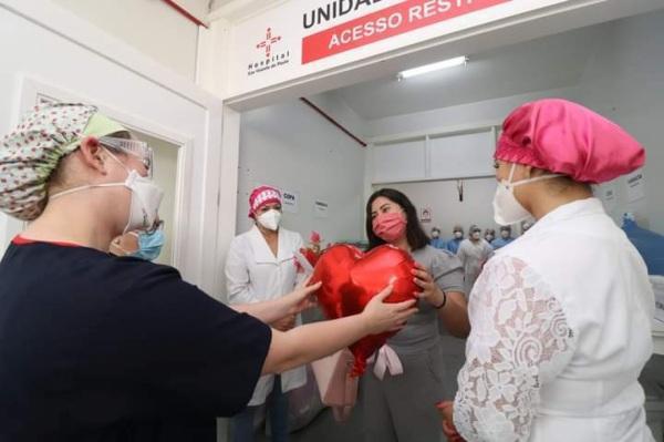 Mais uma paciente recuperada da Covid-19 recebe alta hospitalar no HSVP