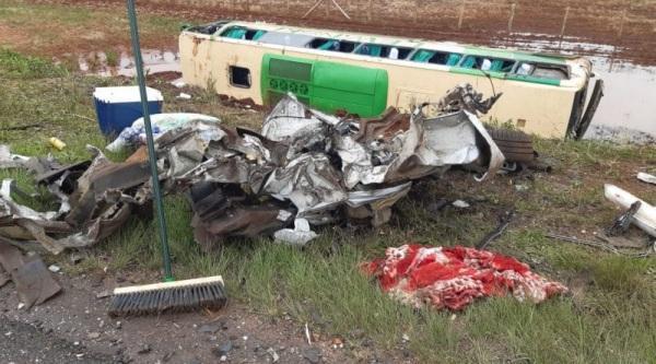 Acidente com ônibus de torcedores e van deixa vítima fatal e mais de20 feridos