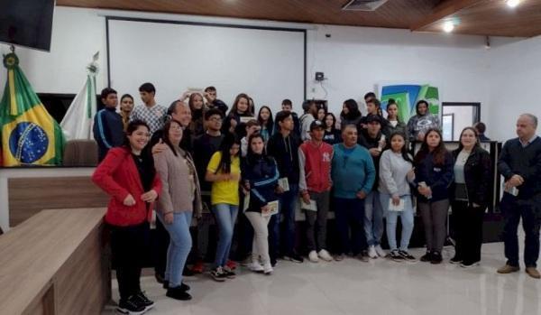 Estudantes da Escola Annes da Silva visitam a Câmara de Vereadores