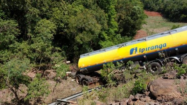 Carreta de Cruz Alta se envolve em acidente na ERS 472 