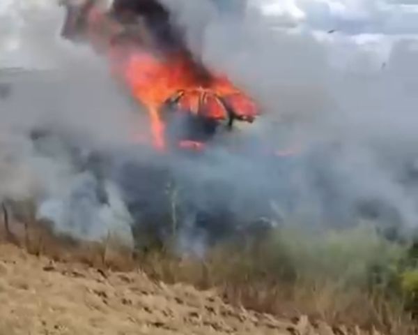 Carro pega fogo na rodovia entre Cruz Alta e Ibirubá; ninguém se feriu