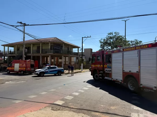 Trabalhador fica ferido após queda de poste no centro de Cruz Alta