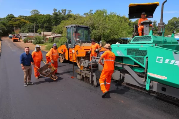 Prefeitura avança em obras de pavimentação e vice-prefeito acompanha serviços