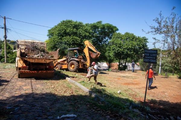 BAIRRO ALIANÇA: Equipes da Prefeitura e empresa realizaram limpeza geral