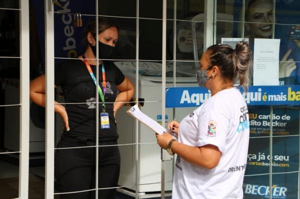 Agentes de endemia vão às ruas orientar a população sobre cuidados com a Covid