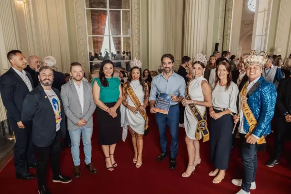 Corte do Carnaval de Cruz Alta entrega convites a lideranças do Estado