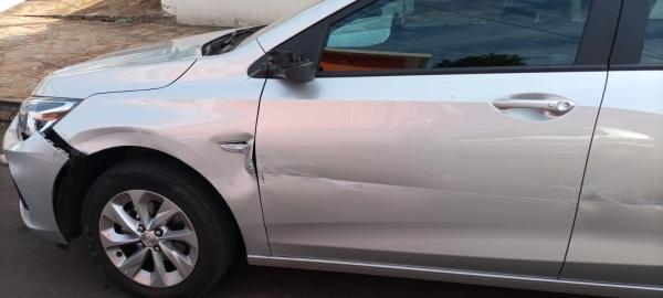 Caminhão Baú danifica veículos estacionados na João Manoel em Cruz Alta