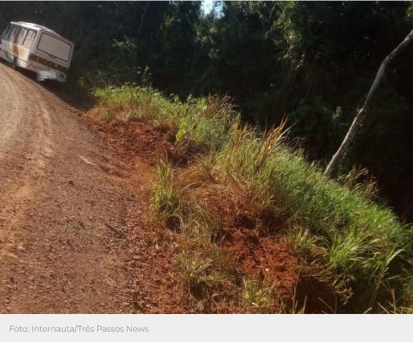 Veículo escolar bate em barranco, após falta de freios, em Três Passos 