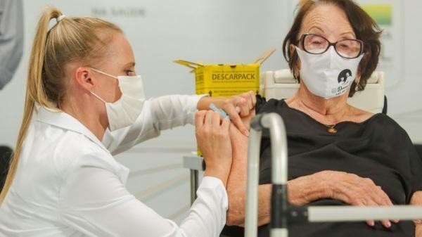 COVID-19: Idosos acima de 70 anos podem tomar segunda dose de reforço