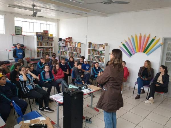 Centro de Referência Maria Mulher visita a Escola Municipal Carlos Gomes