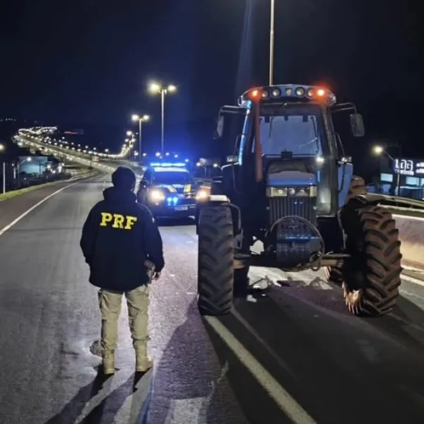 DE TRATOR PRO PARAGUAI: Jovem é flagrado dirigindo trator por dois dias