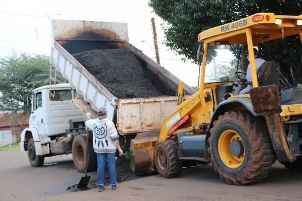 Secretaria de Obras realiza tapa-buraco na vila Lizabel