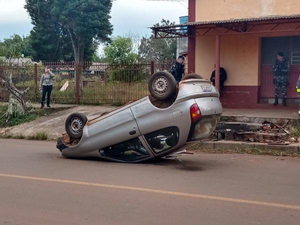 Carro capota na Vila Nova na manhã desta quinta-feira