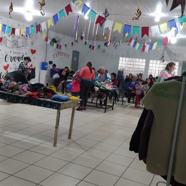 ASSISTÊNCIA>Cerca de 60 pessoas foram atendidas no Varal Solidário do CRAS Sol