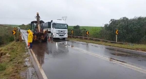 Trânsito RSC 377 fica em meia pista para reparo
